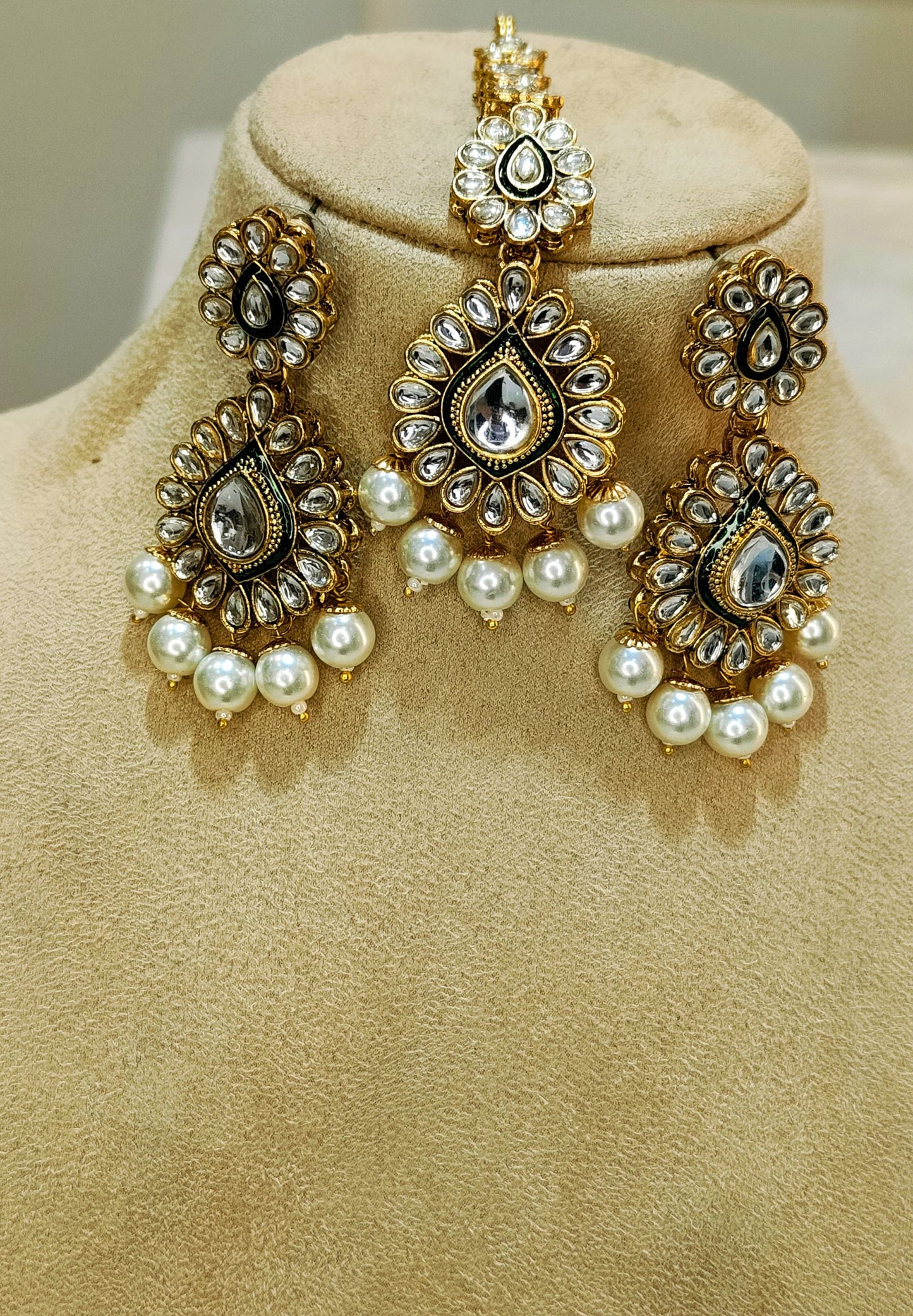 IVORY MADHUMITA Necklace Set